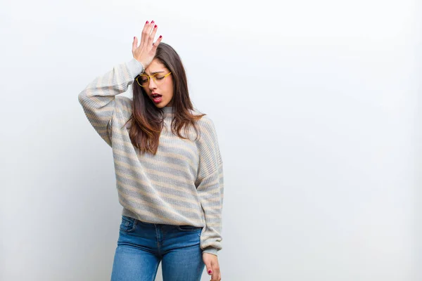 Jeune Jolie Femme Levant Paume Front Pensant Oups Après Avoir — Photo