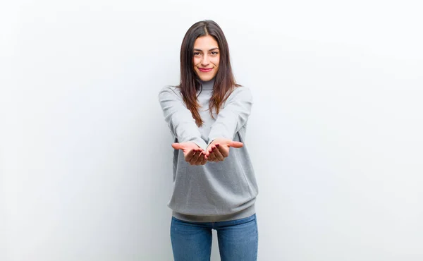 Junge Hübsche Frau Lächelt Glücklich Mit Freundlichem Selbstbewusstem Positivem Blick — Stockfoto