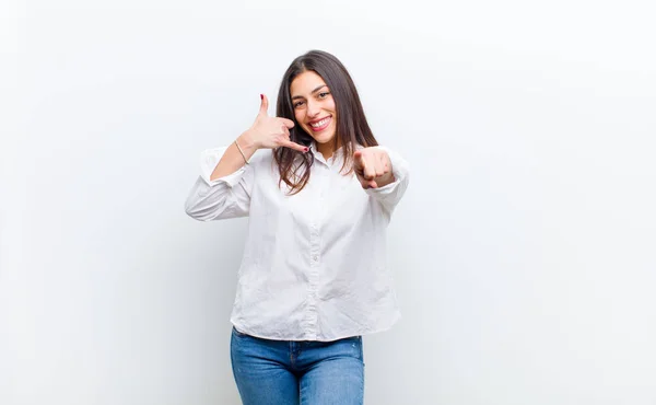 Joven Bonita Mujer Sonriendo Alegremente Apuntando Cámara Mientras Que Hacer —  Fotos de Stock