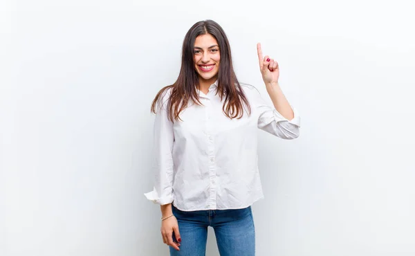 Joven Bonita Mujer Sonriendo Alegre Felizmente Apuntando Hacia Arriba Con — Foto de Stock