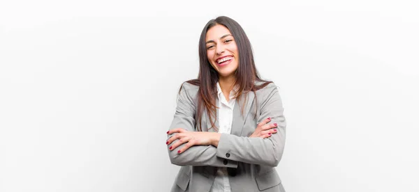 Jovem Bonita Mulher Olhando Como Feliz Orgulhoso Satisfeito Realizador Sorrindo — Fotografia de Stock