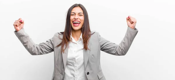 Joven Bonita Mujer Gritando Triunfalmente Pareciendo Emocionada Feliz Sorprendida Ganadora — Foto de Stock