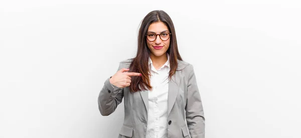 Ung Vacker Kvinna Ser Stolt Säker Och Glad Ler Och — Stockfoto