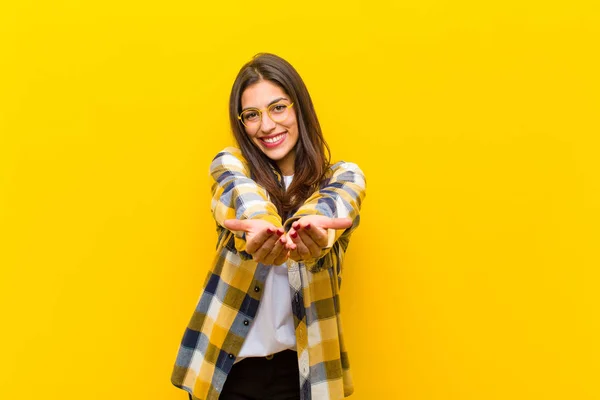 Junge Hübsche Frau Lächelt Glücklich Mit Freundlichem Selbstbewusstem Positivem Blick — Stockfoto