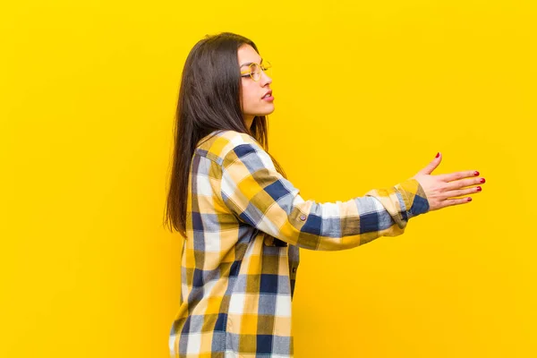 여자가 웃으며 인사하고 악수를 성공적 거래를 마무리하기 흔들며 오렌지 대항하는 — 스톡 사진