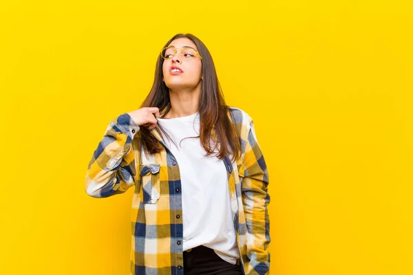 Giovane Bella Donna Sensazione Stress Ansioso Stanco Frustrato Tirando Collo — Foto Stock