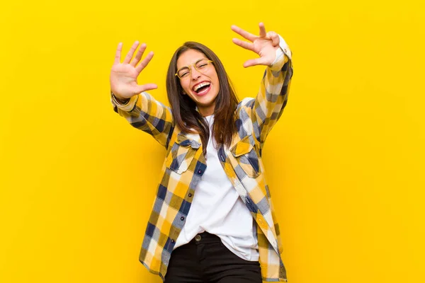 Joven Bonita Mujer Sonriendo Buscando Amigable Mostrando Número Nueve Noveno —  Fotos de Stock