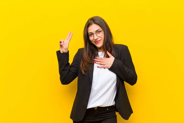 Joven Bonita Mujer Mirando Feliz Seguro Digno Confianza Sonriendo Mostrando — Foto de Stock