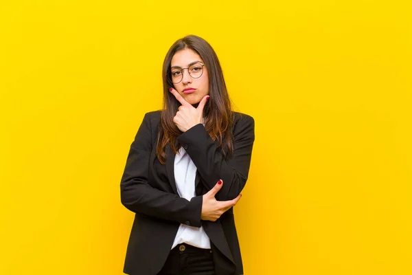 Jonge Mooie Vrouw Zoek Serieus Attent Wantrouwig Met Een Arm — Stockfoto