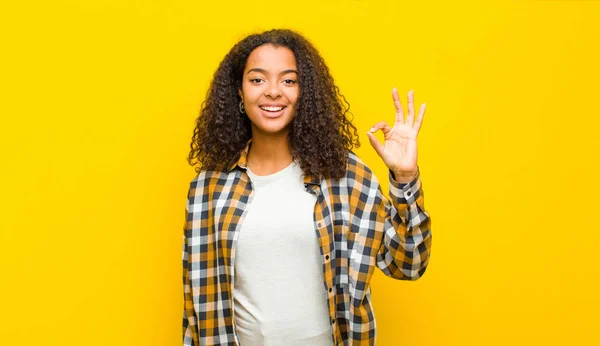 Νεαρή Όμορφη Αφροαμερικάνα Γυναίκα Αισθάνεται Ευτυχισμένη Χαλαρή Και Ικανοποιημένη Δείχνοντας — Φωτογραφία Αρχείου
