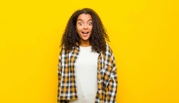 Junge Hübsche Afrikanisch Amerikanische Frau Sieht Sehr Schockiert Oder Überrascht — Stockfoto