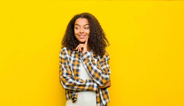 Jovem Mulher Americana Africana Bonita Sorrindo Feliz Sonhando Acordado Duvidando — Fotografia de Stock