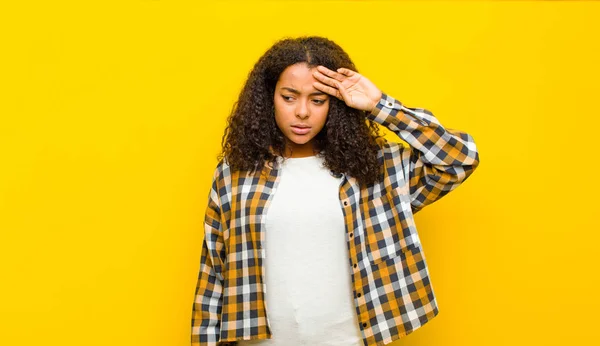 Fiatal Csinos Afro Amerikai Néz Stresszes Fáradt Frusztrált Száradó Izzadság — Stock Fotó