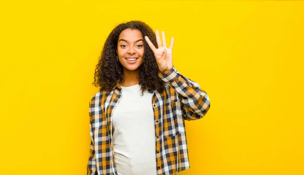 Joven Mujer Afroamericana Bonita Sonriendo Buscando Amigable Mostrando Número Cuatro — Foto de Stock