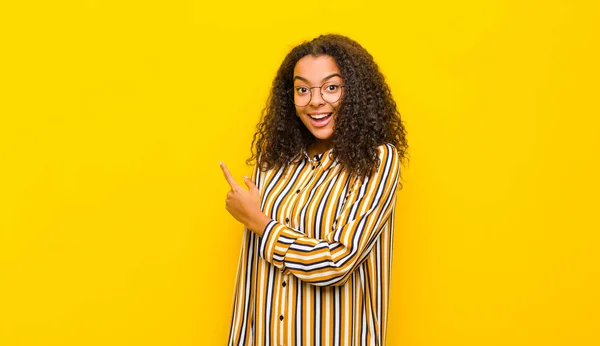 Joven Bastante Africana Americana Mujer Mirando Emocionada Sorprendida Señalando Hacia — Foto de Stock