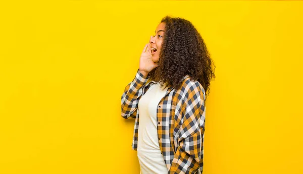 Giovane Donna Afro Americana Profilo Vista Guardando Felice Eccitato Gridando — Foto Stock