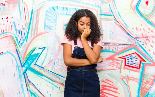 Fiatal Csinos Afro Amerikai Érzi Komoly Figyelmes Aggódó Bámult Oldalra — Stock Fotó