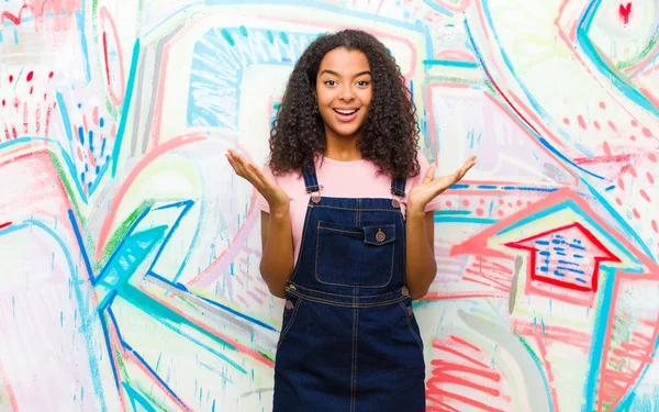 Fiatal Csinos Afro Amerikai Érzés Boldog Izgatott Meglepett Vagy Megdöbbent — Stock Fotó