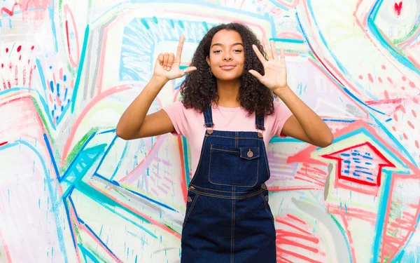 Junge Hübsche Afrikanisch Amerikanische Frau Lächelt Und Sieht Freundlich Aus — Stockfoto