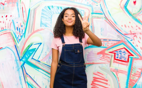 Junge Hübsche Afrikanisch Amerikanische Frau Lächelt Und Sieht Freundlich Aus — Stockfoto