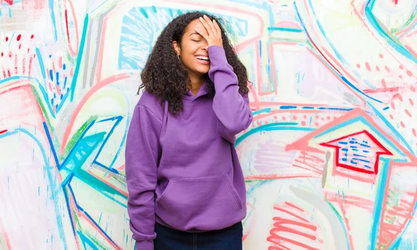 Junge Hübsche Afrikanisch Amerikanische Frau Lacht Und Klopft Sich Auf — Stockfoto