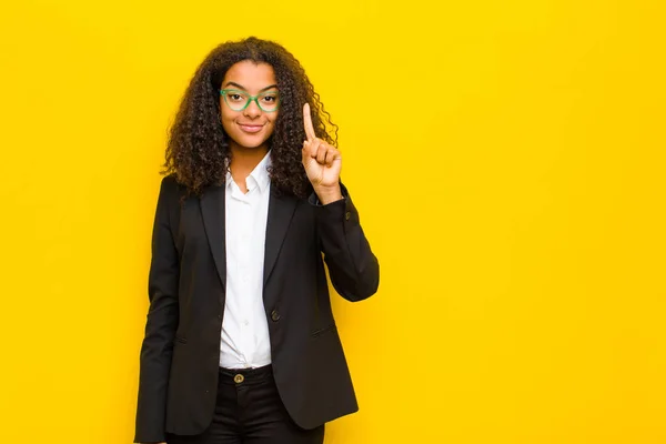 Sort Business Kvinde Smilende Ser Venlig Viser Nummer Eller Først - Stock-foto