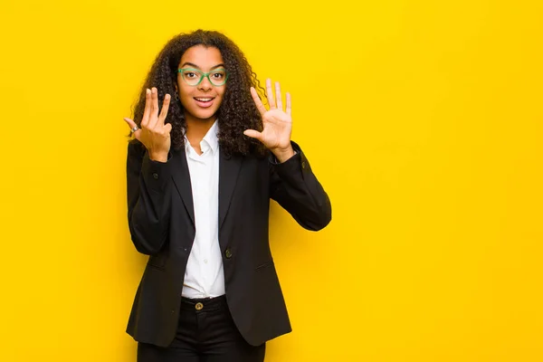 Zwart Zakenvrouw Glimlachend Zoek Vriendelijk Tonen Nummer Negen Negende Met — Stockfoto