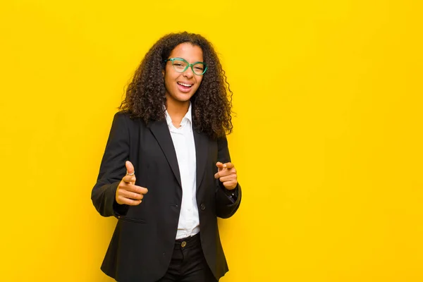 Donna Affari Nera Sentirsi Felice Fresco Soddisfatto Rilassato Successo Puntando — Foto Stock