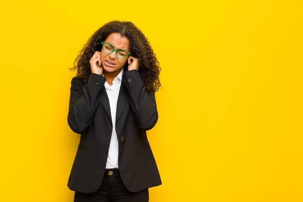 Mulher Negócios Preto Olhando Com Raiva Estressado Irritado Cobrindo Ambos — Fotografia de Stock