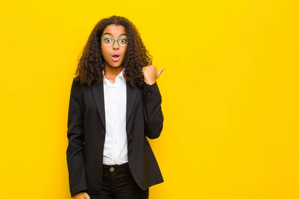 Zwart Zakenvrouw Kijken Verbaasd Ongeloof Wijzen Naar Object Zijkant Zeggen — Stockfoto