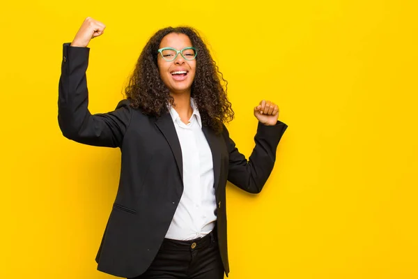 Negro Mujer Negocios Gritando Triunfalmente Pareciendo Emocionado Feliz Sorprendido Ganador — Foto de Stock