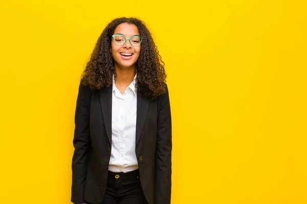 Zwart Zakenvrouw Met Een Grote Vriendelijke Zorgeloze Glimlach Zoek Positief — Stockfoto