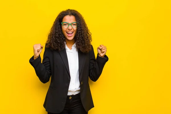 Zwart Zakenvrouw Gevoel Gelukkig Verrast Trots Schreeuwen Vieren Succes Met — Stockfoto