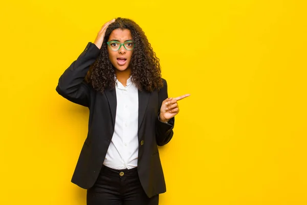 Zwart Zakenvrouw Lachen Kijken Gelukkig Positief Verrast Realiseert Zich Een — Stockfoto