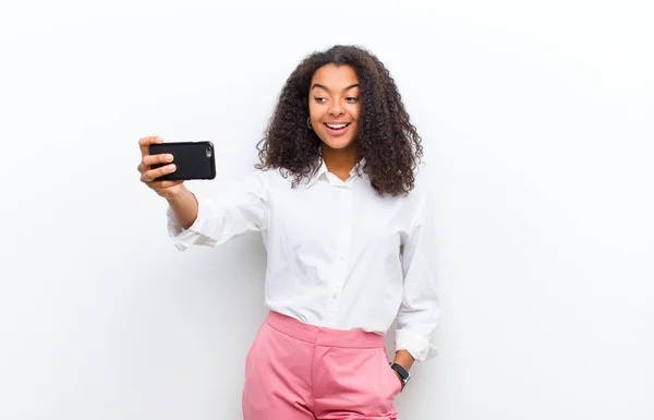 Jovem Bonita Mulher Negra Com Telefone Inteligente Contra Parede Branca — Fotografia de Stock