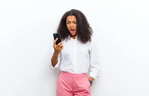 Jovem Bonita Mulher Negra Com Telefone Inteligente Contra Parede Branca — Fotografia de Stock