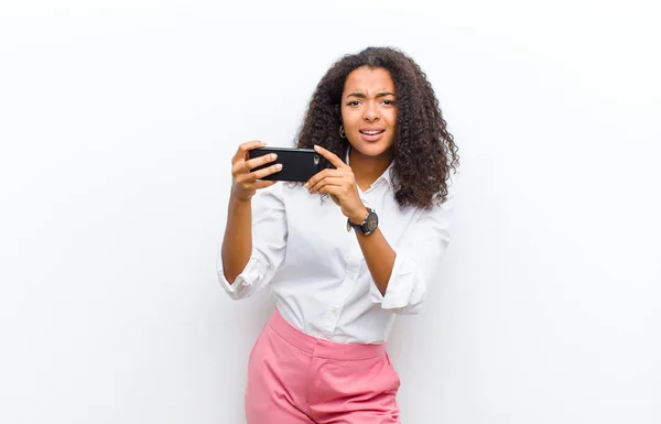 Joven Bonita Mujer Negra Con Teléfono Inteligente Contra Pared Blanca — Foto de Stock