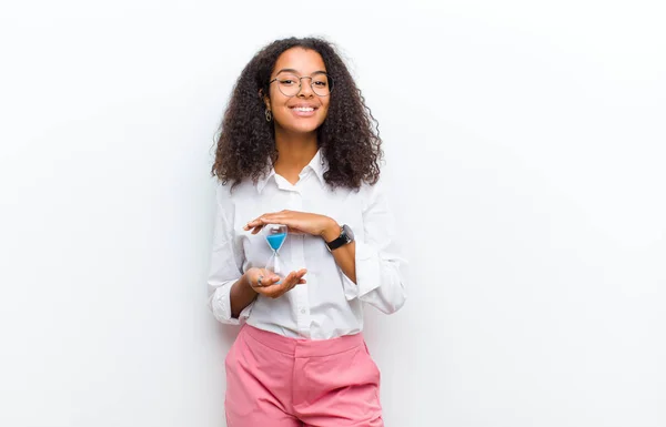 Jovem Bonita Mulher Negra Com Relógio Temporizador Areia Contra Parede — Fotografia de Stock