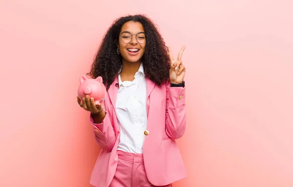 Giovane Bella Donna Nera Con Salvadanaio Contro Sfondo Muro Rosa — Foto Stock