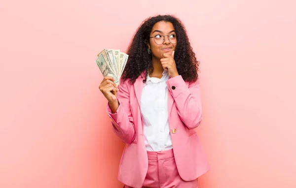 Junge Schwarze Hübsche Frau Mit Dollarnoten Vor Rosa Wandhintergrund — Stockfoto