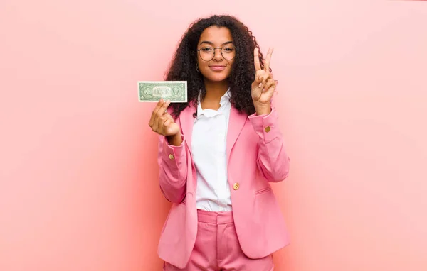 Junge Schwarze Hübsche Frau Mit Dollarnoten Vor Rosa Wandhintergrund — Stockfoto