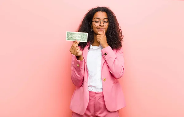 Νεαρή Μαύρη Όμορφη Γυναίκα Χαρτονομίσματα Του Δολαρίου Φόντο Ροζ Τοίχου — Φωτογραφία Αρχείου