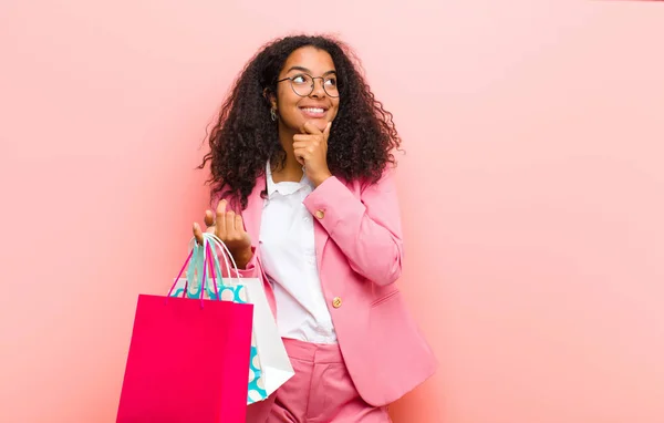 Jovem Mulher Bonita Preta Com Sacos Compras Contra Fundo Parede — Fotografia de Stock