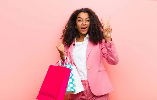 Jong Zwart Mooi Vrouw Met Winkelen Tassen Tegen Roze Muur — Stockfoto