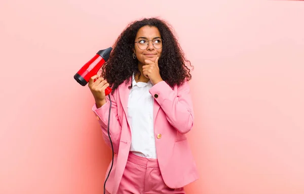 Giovane Bella Donna Nera Con Hairdesser Contro Sfondo Parete Rosa — Foto Stock