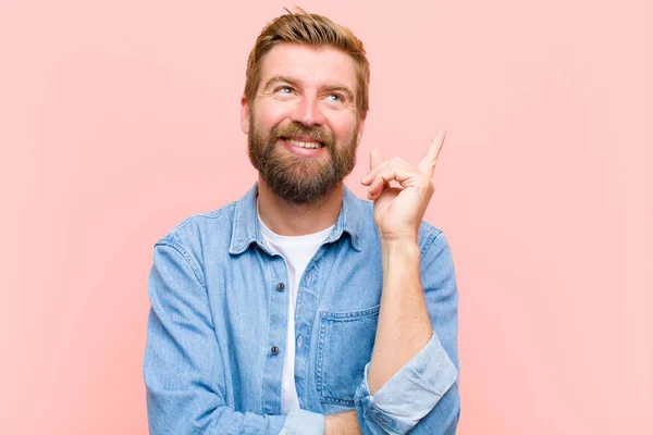 Jong Blond Volwassen Man Glimlachen Gelukkig Kijken Zijwaarts Afvragen Denken — Stockfoto