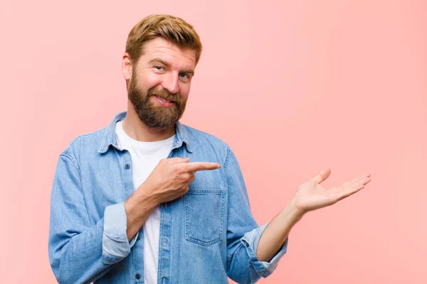 Giovane Uomo Adulto Biondo Sorridente Felice Spensierato Soddisfatto Indicando Concetto — Foto Stock