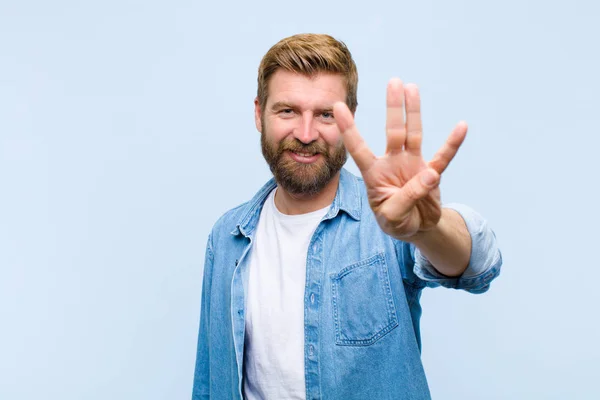 Jovem Loira Adulto Homem Sorrindo Olhando Amigável Mostrando Número Quatro — Fotografia de Stock