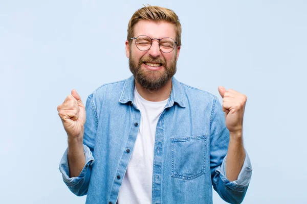 Jong Blond Volwassen Man Kijken Zeer Gelukkig Verrast Vieren Succes — Stockfoto