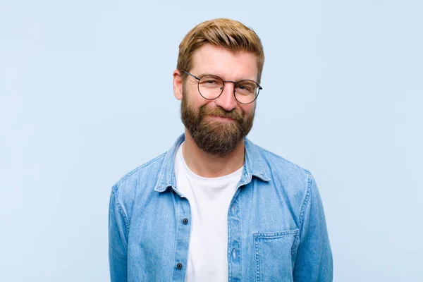 Jovem Loira Adulto Homem Sorrindo Positiva Confiantemente Olhando Satisfeito Amigável — Fotografia de Stock